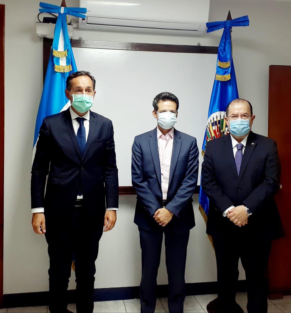La Misión de la OEA en Guatemala enviada por el S. G. Luis Almagro y presidida por el Emb. Fulvio Pompeo continúa cumpliendo su agenda de reuniones con todos los sectores del país. Se reunió hoy con el Presidente del Diario La Hora, Dr. Pedro Pablo Marroquín.(30 de noviembre de 2020)